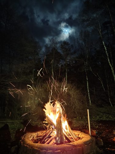 Lagerfeuer mit Stockbrot